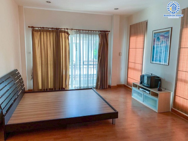 *****บ้านเดี่ยวมือสอง ม.บ้านสวนผึ้ง รามอินทรา65 บนเนื้อที่เยอะถึง 59.5 ตร.ว. ฟังก์ชัน 3 ห้องนอน 3 ห้องน้ำ 2 ที่จอดรถ บ้านสวย ทำเลสุดปัง เชื่อมต่อได้หลายเส้นทาง ใกล้รถไฟฟ้าสายสีชมพู "สถานีรามอินทรา 40" และทางด่วน "ฉลองรัช" รายล้อมด้วยสิ่งอำนวยความสะดวกมาย